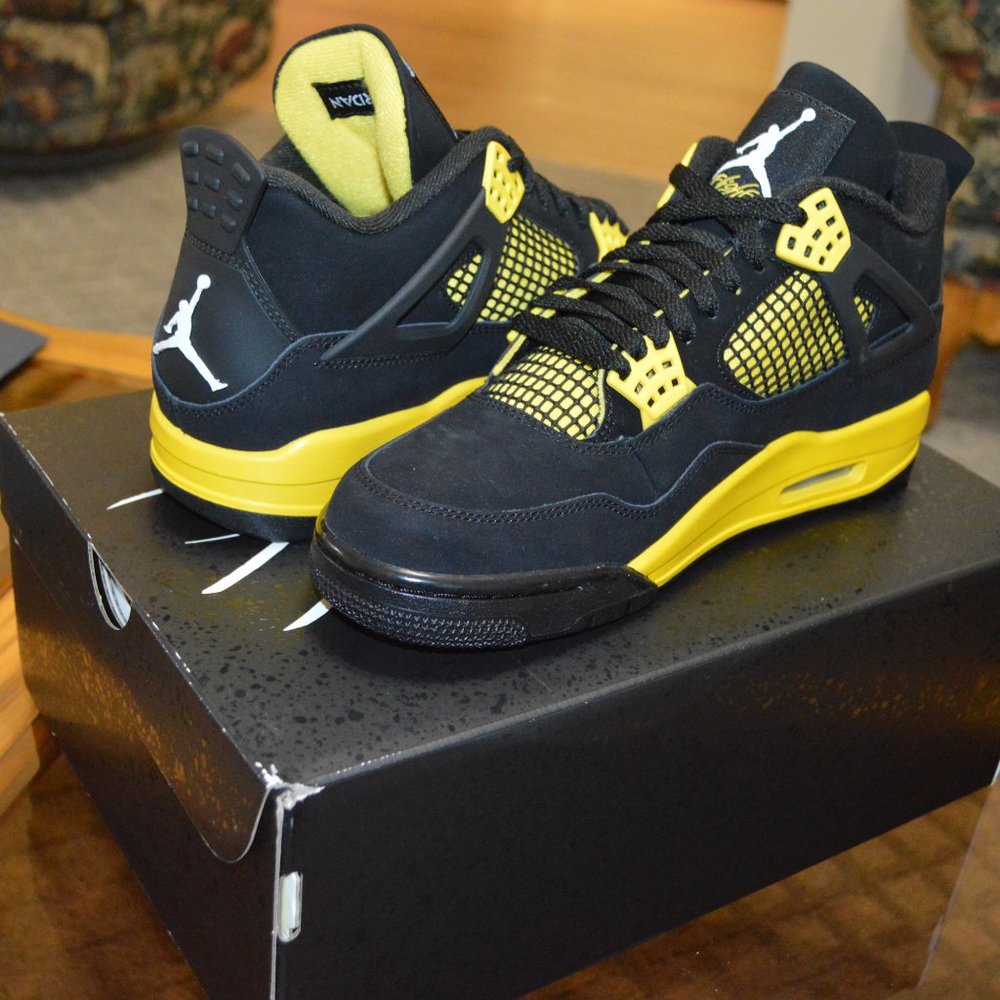 Jordan 4 Thunder 2023 - Picture 2 of 6